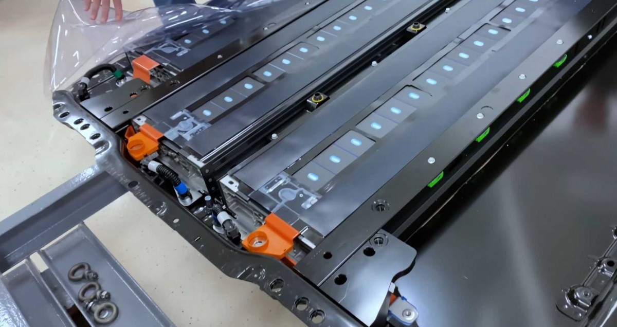 Terobosan Baru! China Kembangkan Baterai EV Berbahan Plastik