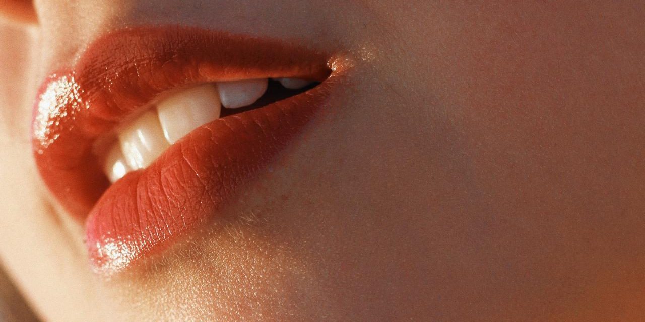 Tampilan Bibir Lebih Glowing Dengan Tren Pearly Lips Populer