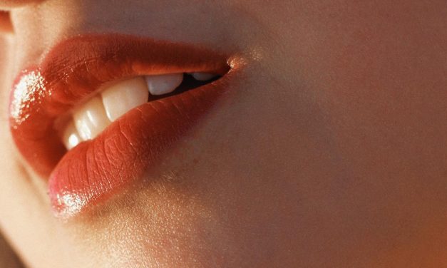 Tampilan Bibir Lebih Glowing Dengan Tren Pearly Lips Populer