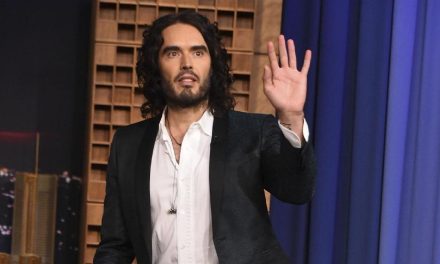Russell Brand Tokoh Yang Paling Menonjol Di Industri Hiburan Loh