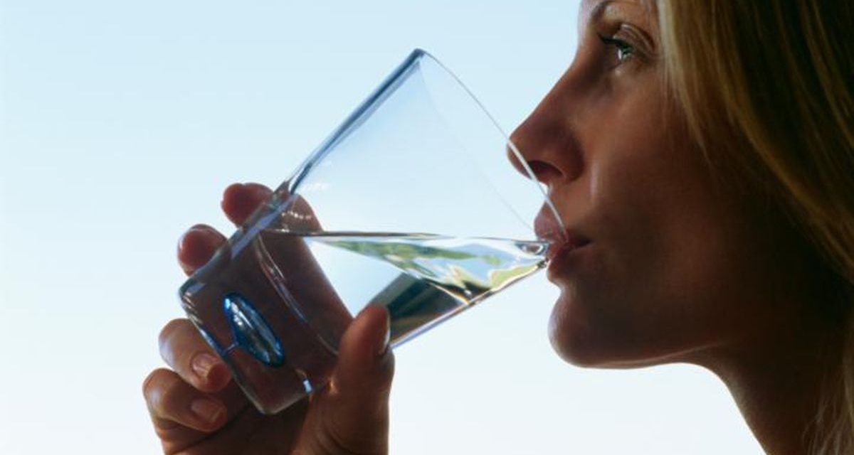 Cara Cerdas Minum Air Malam Hari Agar Tidur Lebih Nyenyak