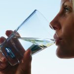 Cara Cerdas Minum Air Malam Hari Agar Tidur Lebih Nyenyak