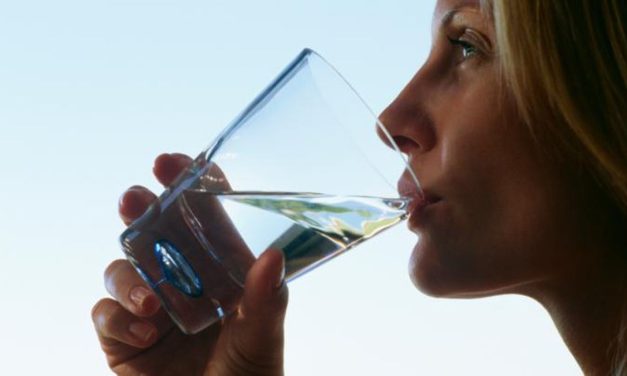 Cara Cerdas Minum Air Malam Hari Agar Tidur Lebih Nyenyak