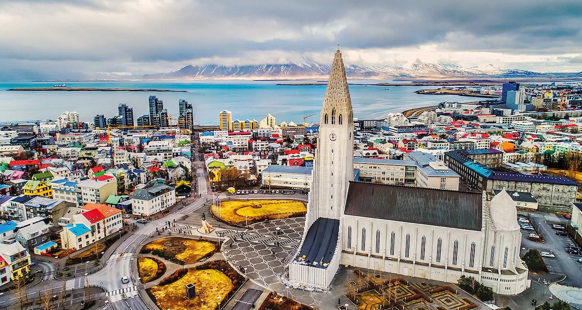 Kota Reykjavik Di Kelilingi Oleh Landskap Vulkanik Yang Dramatis