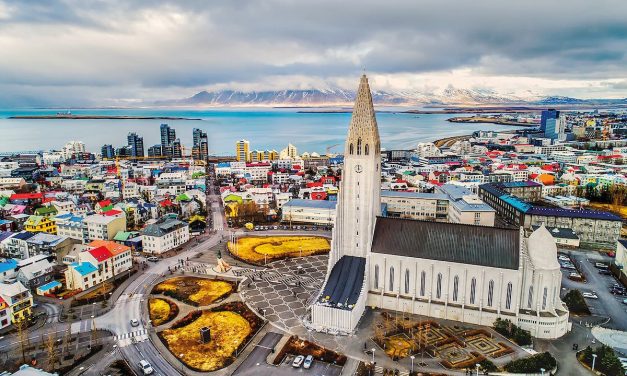 Kota Reykjavik Di Kelilingi Oleh Landskap Vulkanik Yang Dramatis